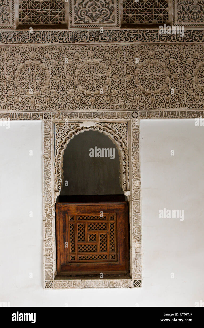 Finestra con riccamente scolpiti nei dettagli, ben Youssef madrasa storico collegio islamico di Marrakech, Marocco Foto Stock
