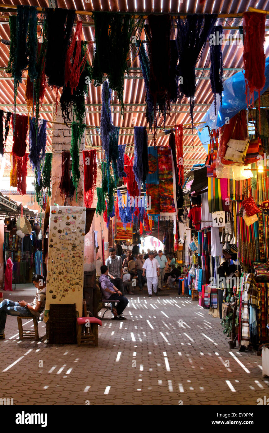 Coperti i souk di Marrakech Foto Stock