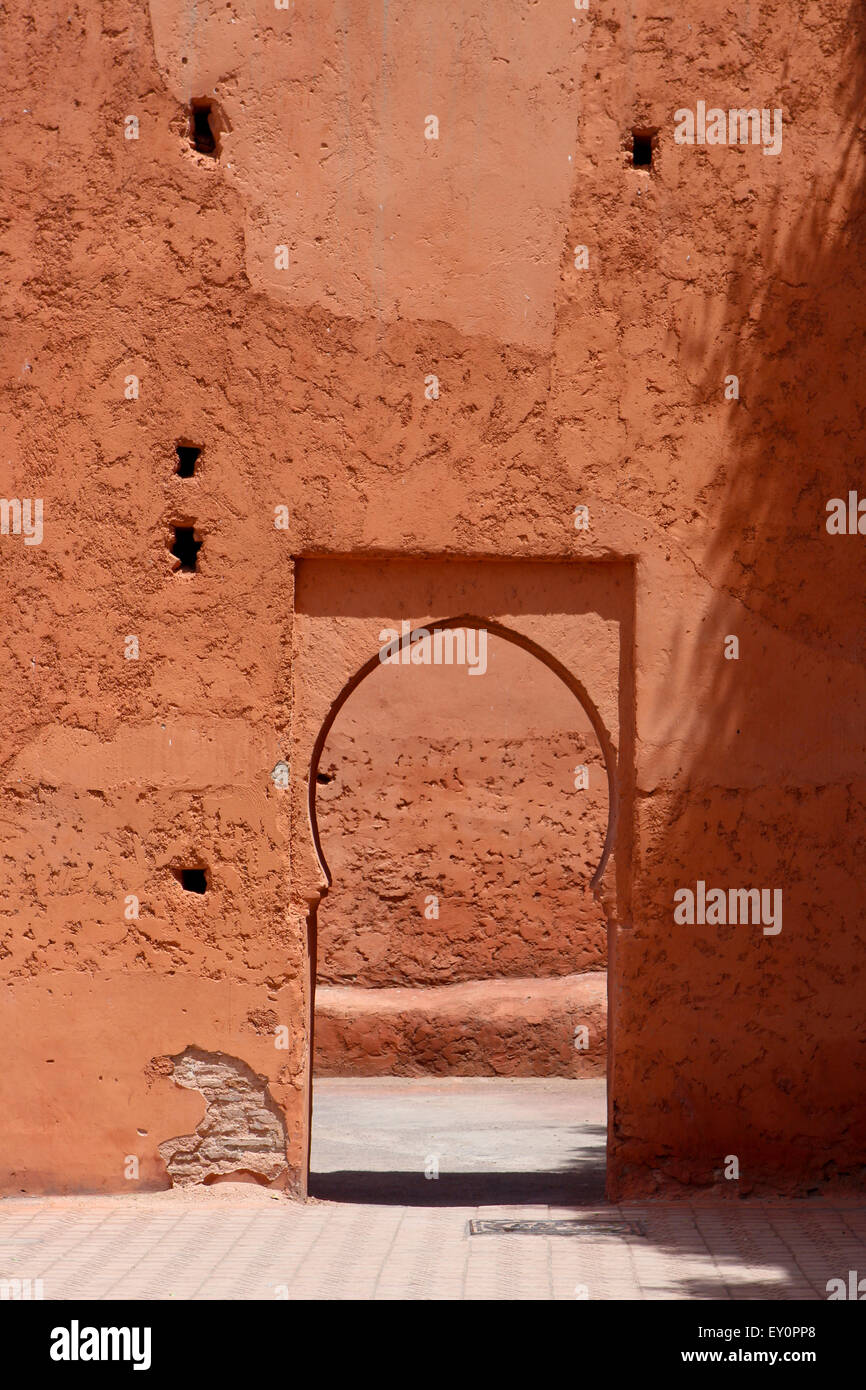 Un semplice e tradizionale Marocchina esterno archway Foto Stock