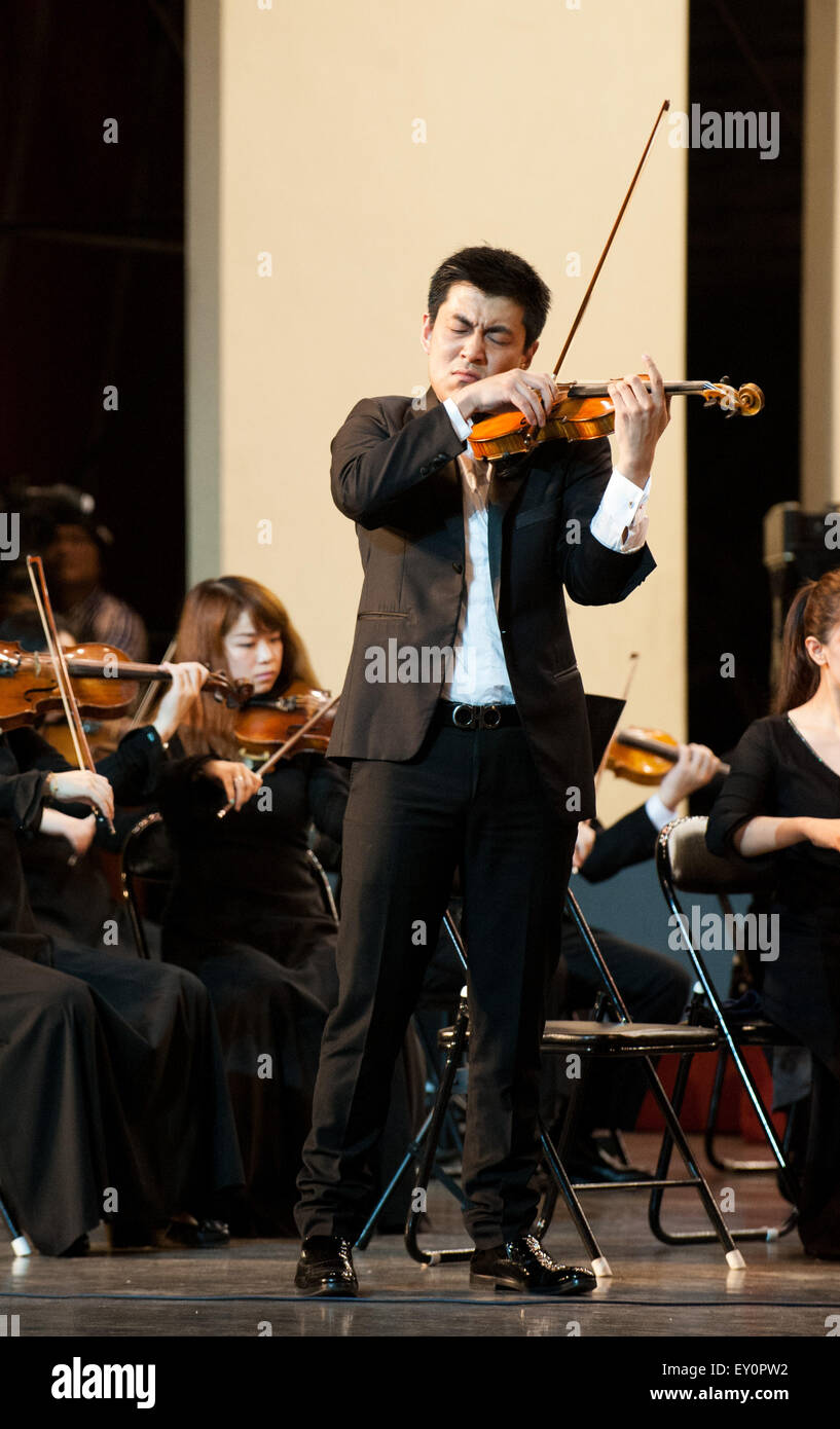 Yuxi, la Cina della provincia dello Yunnan. 18 Luglio, 2015. Il violinista Tao Le esegue durante un concerto a Nie Er teatro in Yuxi, a sud-ovest della Cina di Provincia di Yunnan, luglio 18, 2015. Come parte della settimana musica cinese di memorizzare il celebre compositore Nie Er, l orchestra sinfonica di Shanghai Opera House fornito una prestazione per i residenti locali. © Lyu Shuai/Xinhua/Alamy Live News Foto Stock