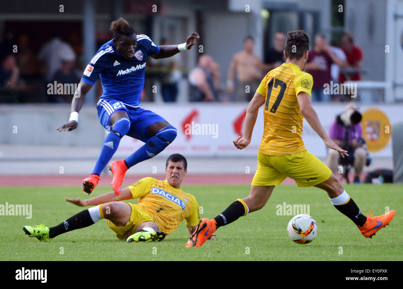 A Lienz (Austria). 18 Luglio, 2015. Ingolstadt la Danny da Costa (l-r), Stipe Perica e Udinese di Valerio Verre in azione durante il test di calcio partita FC Ingolstadt vs Udinese Calcio in Lienz Austria, 18 luglio 2015. Credito: dpa picture alliance/Alamy Live News Foto Stock