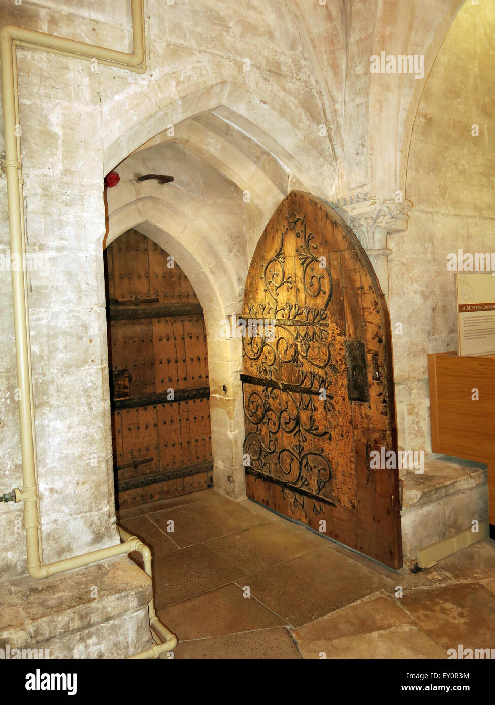 Un medievale porta di legno in Undercroft della Cattedrale di Wells, Somerset, Inghilterra, Regno Unito Foto Stock
