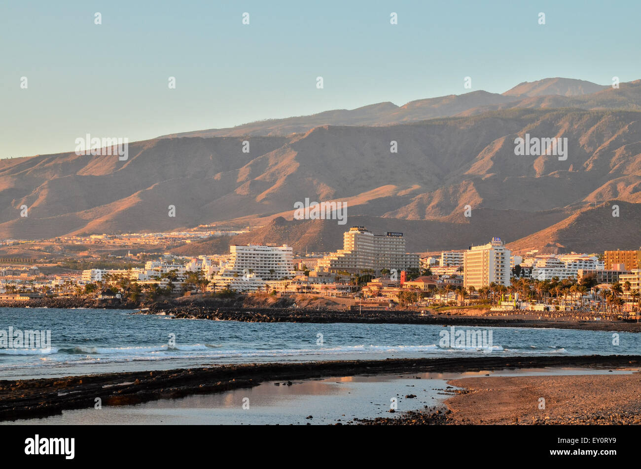 Spiaggia tropicale vicino alla città Foto Stock