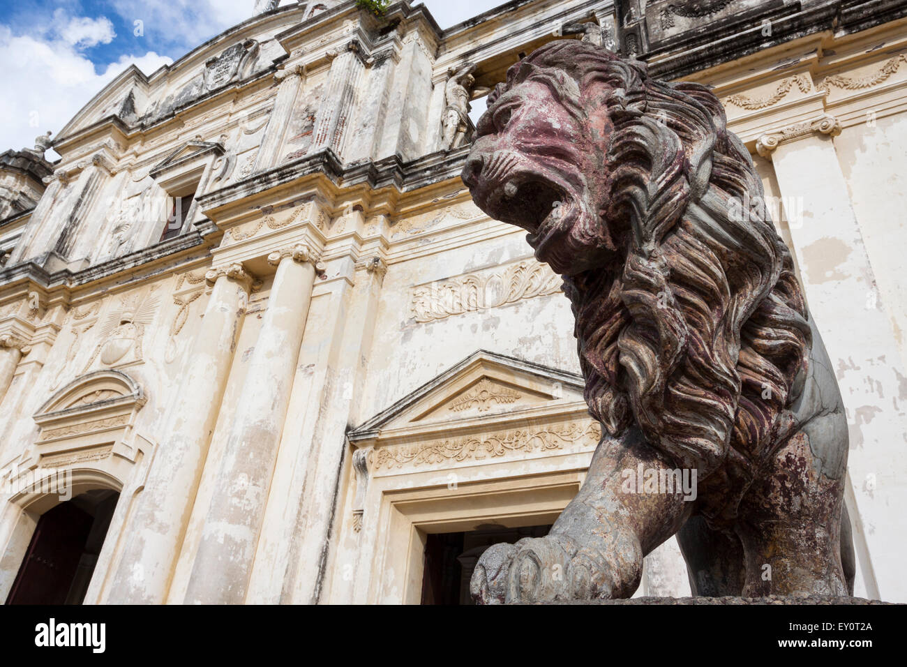 Lion scultura all'esterno della Cattedrale di León, Nicaragua Foto Stock