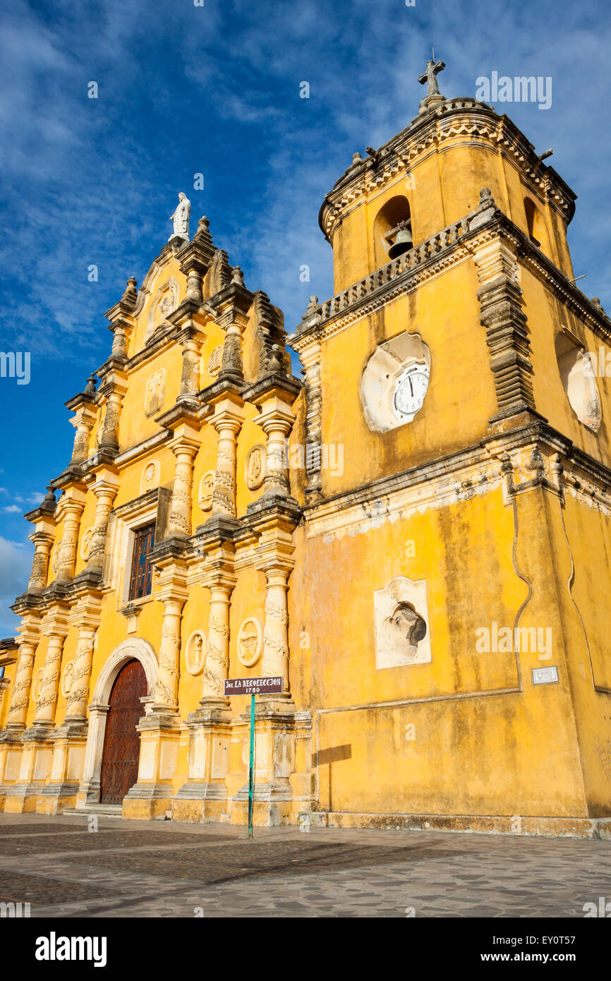 Chiesa coloniale La Recolección in León, Nicaragua Foto Stock