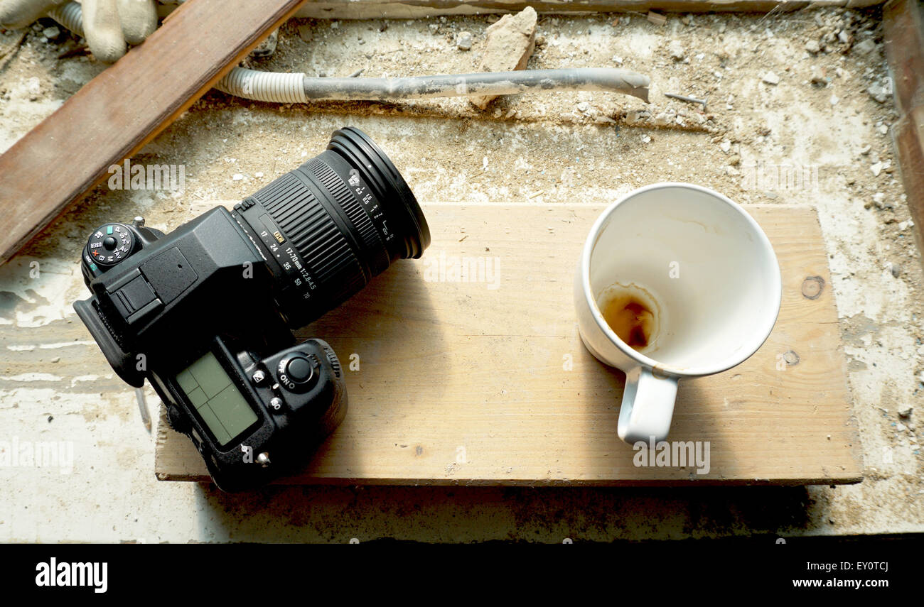 Fotocamera e la tazza di caffè sulla costruzione del sito Foto Stock