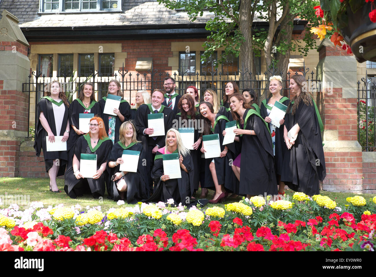 Gruppo di studenti laureati celebrare dopo il loro giorno di graduazione cerimonia presso Università di Leeds REGNO UNITO Luglio 2015 Foto Stock