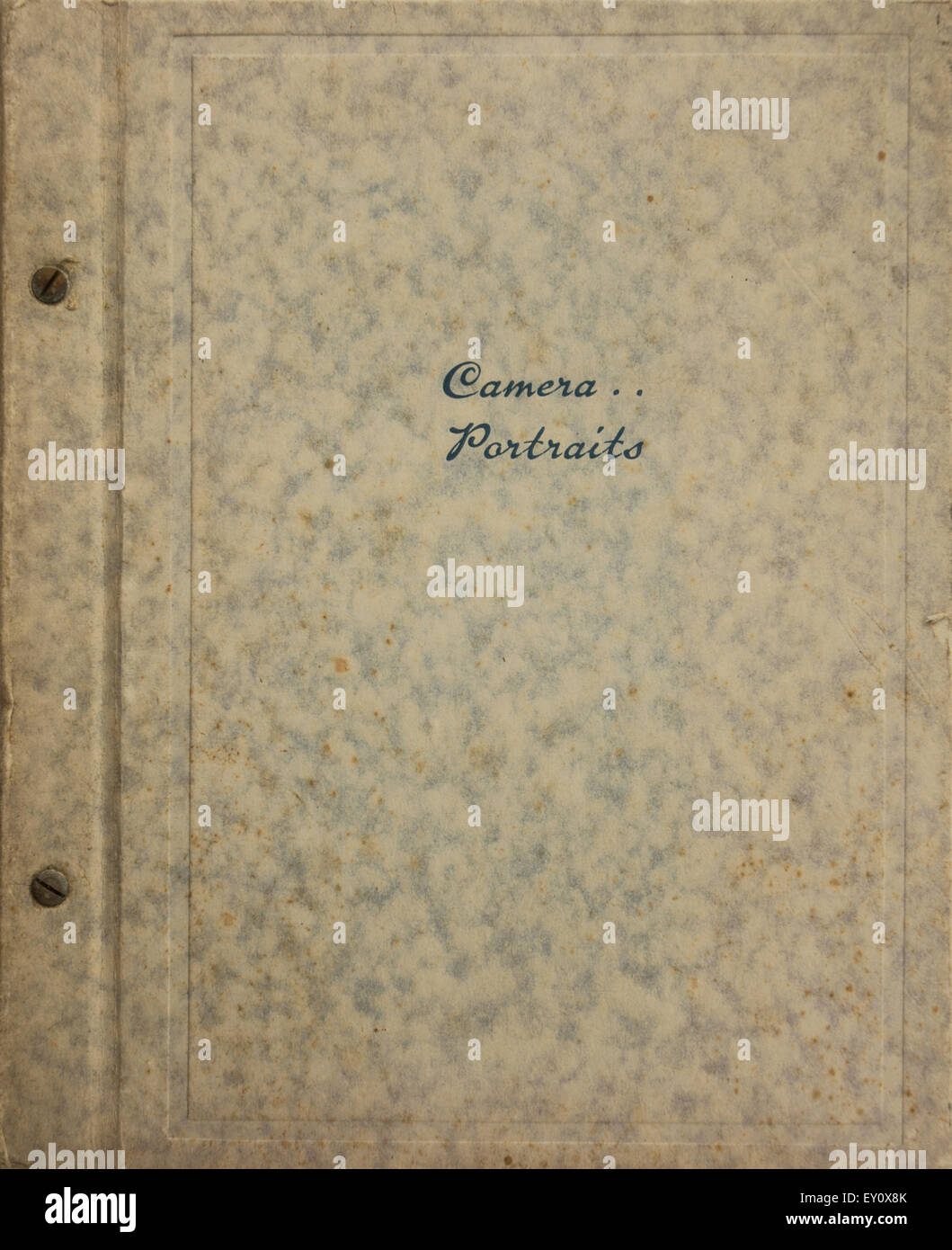 Copertina di un vecchio libro di fotografie di famiglia Foto Stock