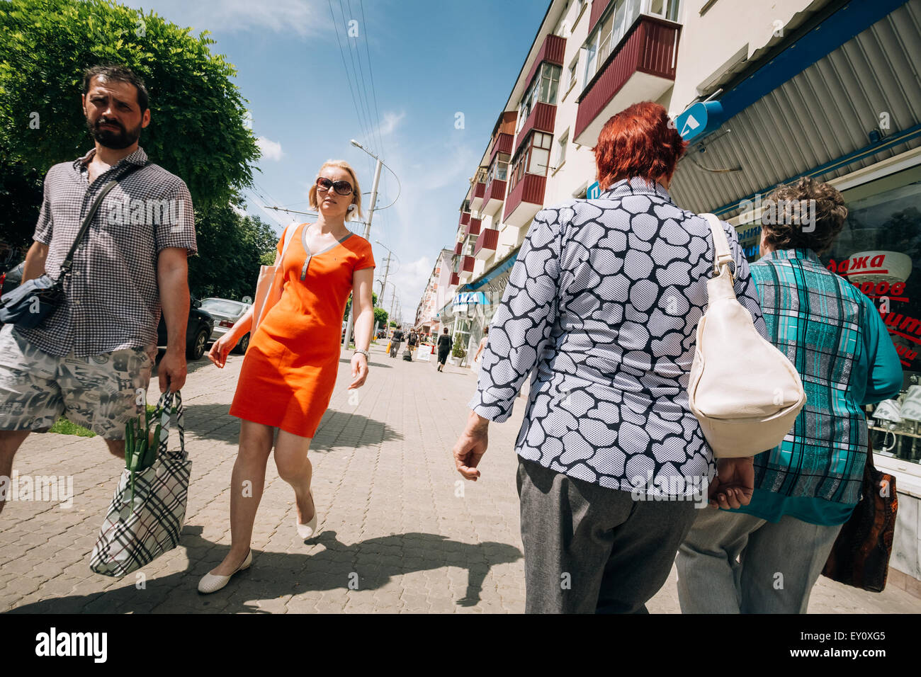 GOMEL, Bielorussia - Giugno 10, 2014: un popolo non identificato a piedi la Pobedy street Foto Stock