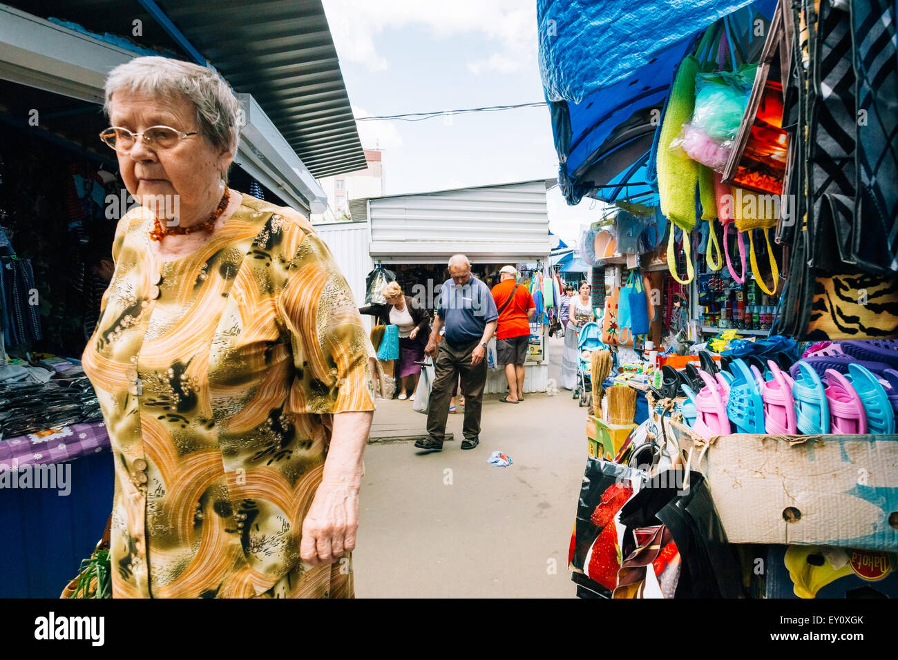 GOMEL, Bielorussia - Giugno 10, 2014: una donna non identificato è sul mercato locale Foto Stock