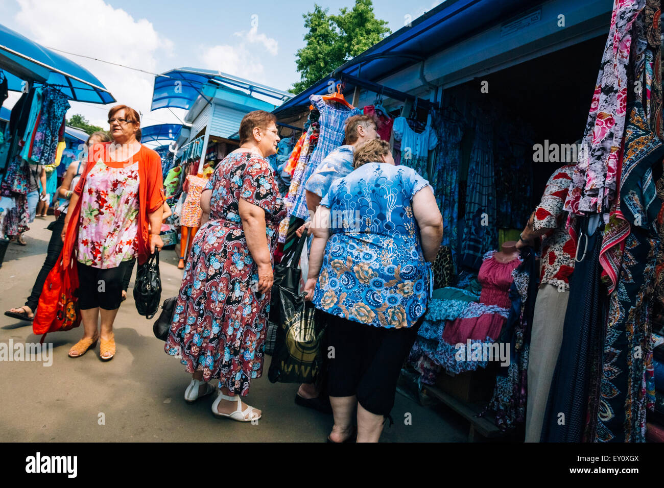 GOMEL, Bielorussia - Giugno 10, 2014: Le donne scegliere abiti sul mercato locale Foto Stock