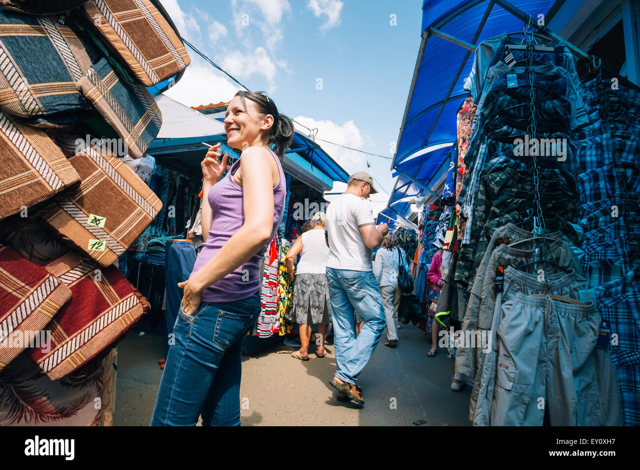 GOMEL, Bielorussia - Giugno 10, 2014: una donna non identificato è sul mercato locale Foto Stock