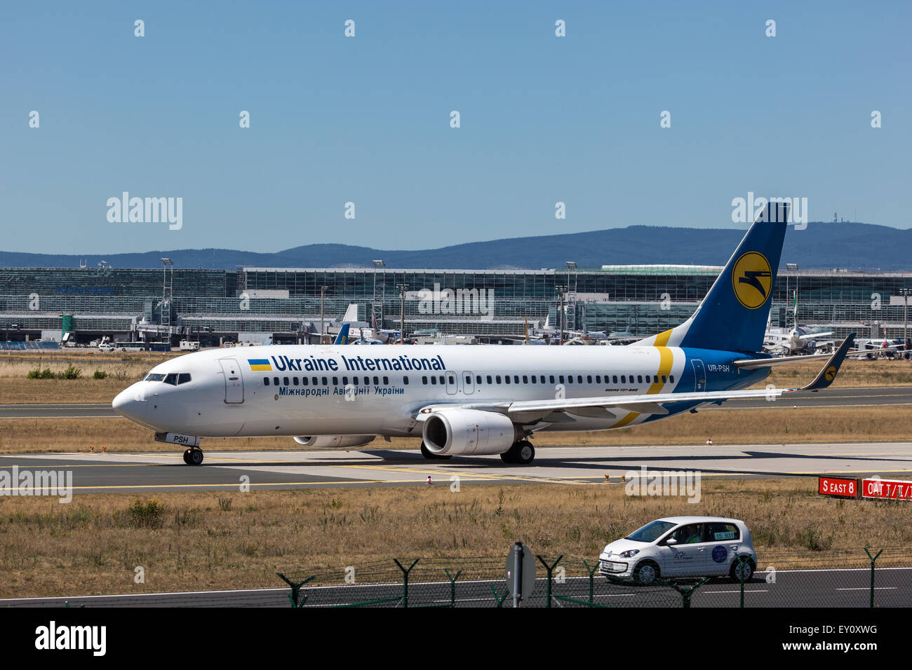 Boeing 737-800 della compagnia ucraina presso l'Aeroporto Internazionale di Francoforte Foto Stock