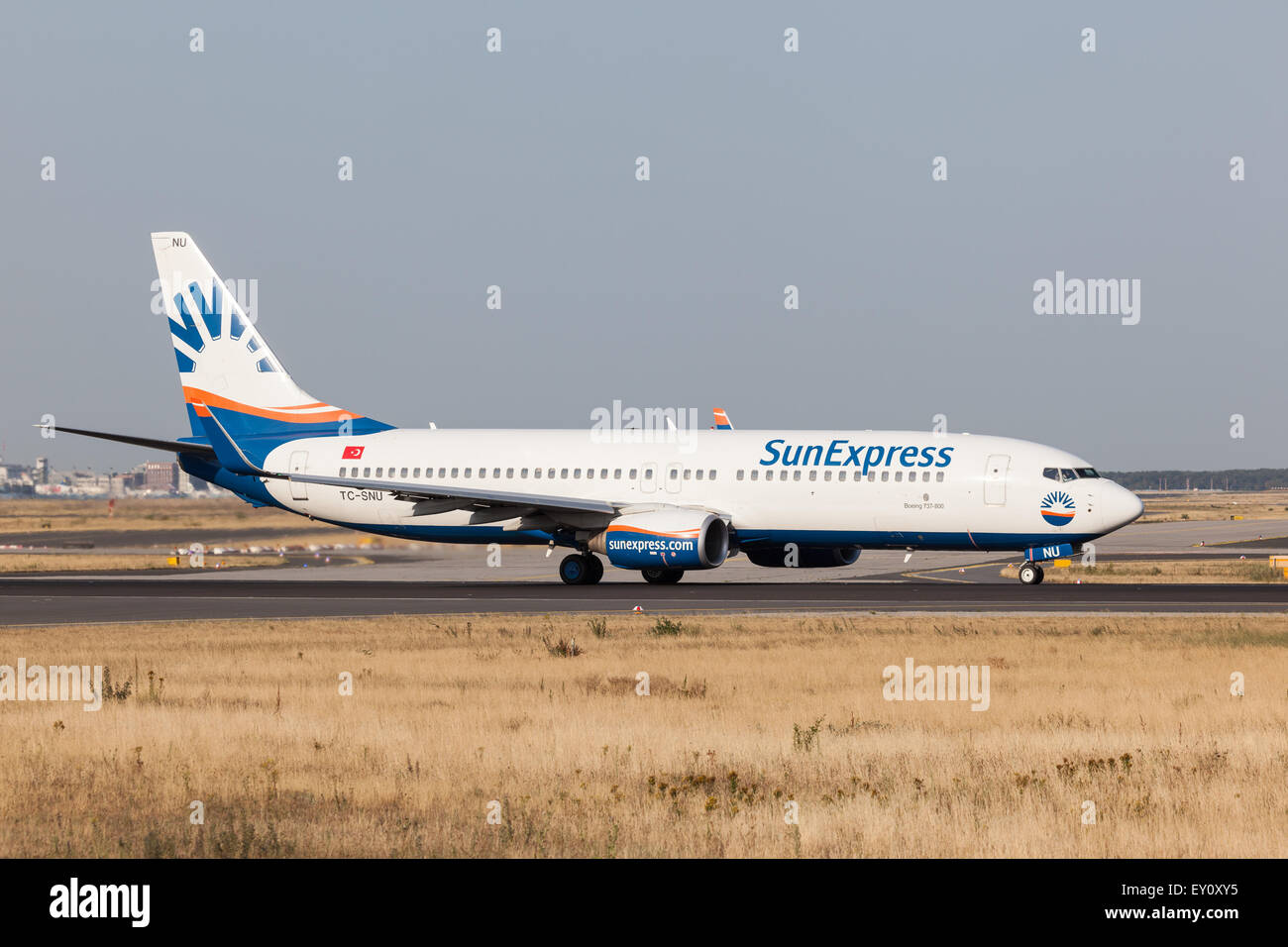 Boeing 737-800 aerei della compagnia aerea SunExpress all'aeroporto internazionale di Francoforte. Foto Stock