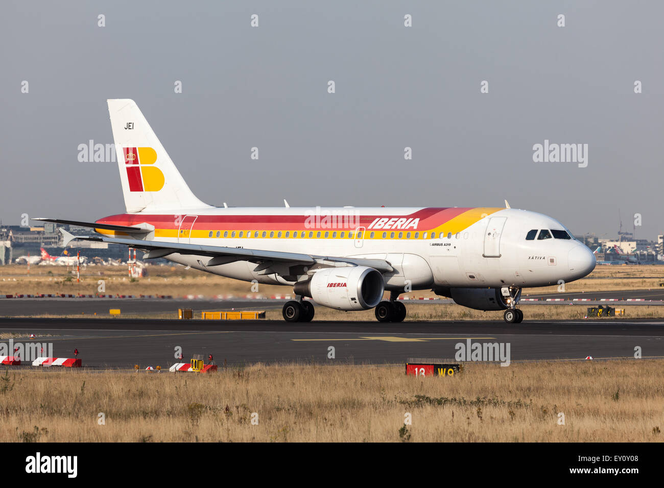 Airbus A318 della Iberia Airlines pronta al decollo presso l'Aeroporto Internazionale di Francoforte Foto Stock