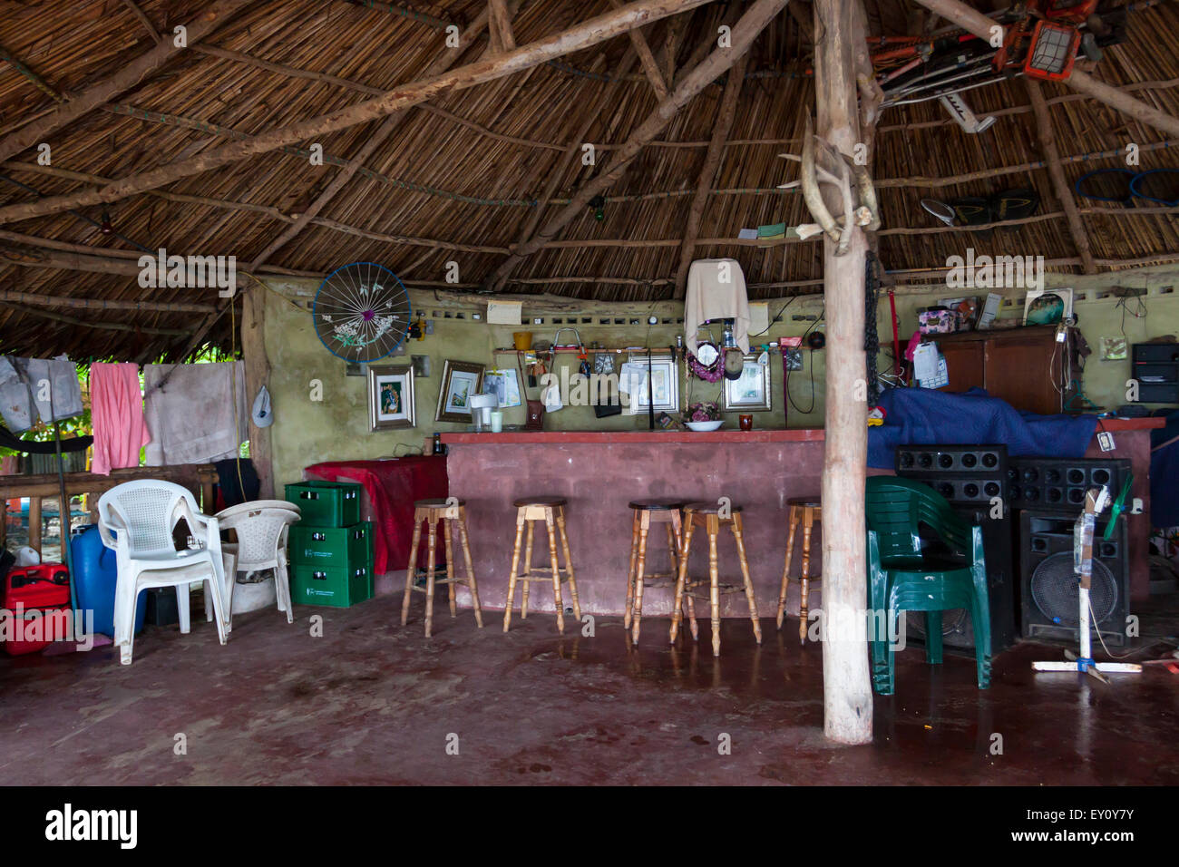 Pub squallido vuoto a bassa stagione in Big Corn Island Beach, Nicaragua Foto Stock