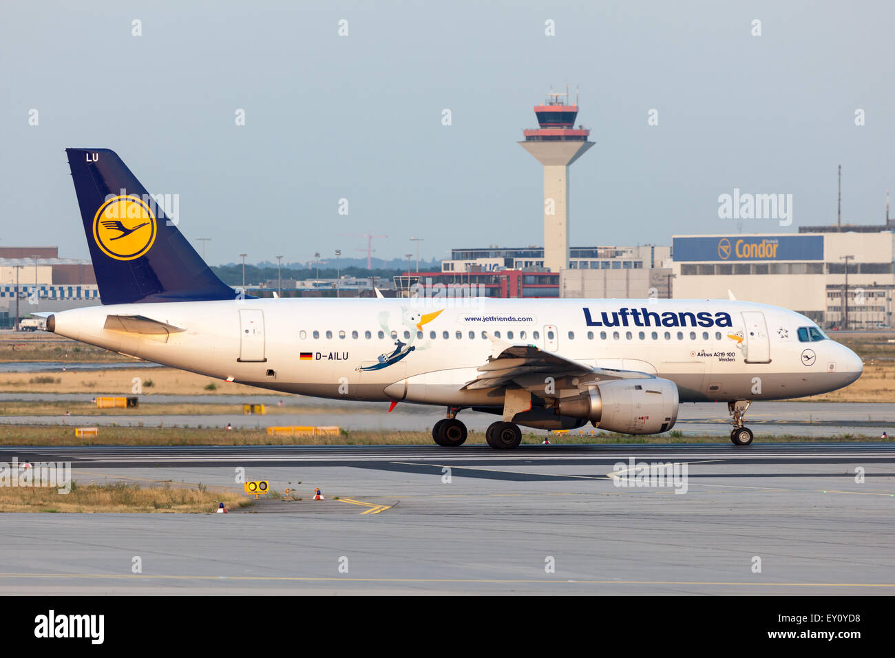 Airbus A319-100 delle compagnie aeree Lufthansa pronto al decollo presso l'Aeroporto Internazionale di Francoforte Foto Stock