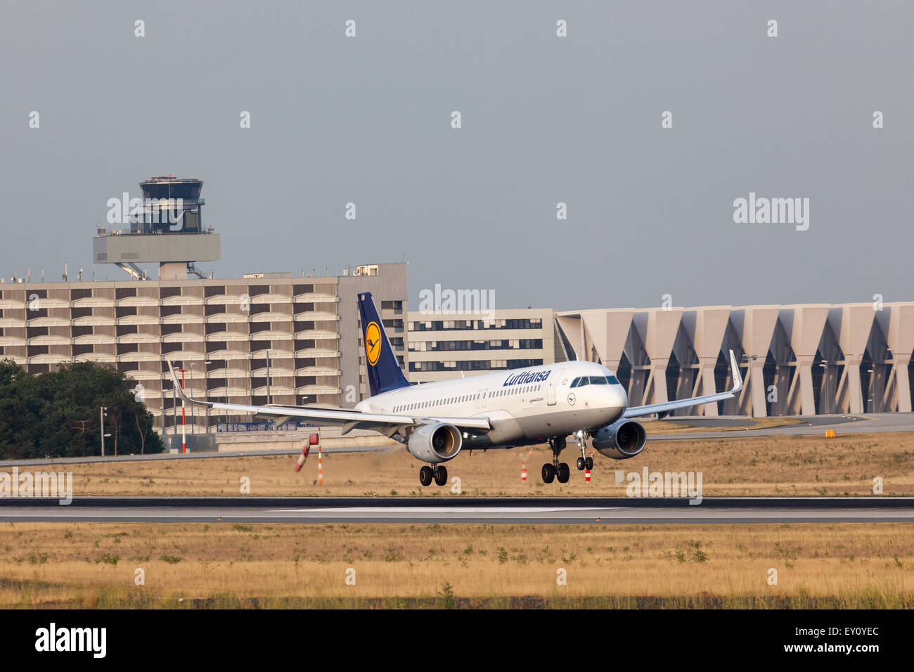 Lufthansa Airbus A320-200 di atterraggio degli aeromobili presso l'Aeroporto Internazionale di Francoforte. Foto Stock