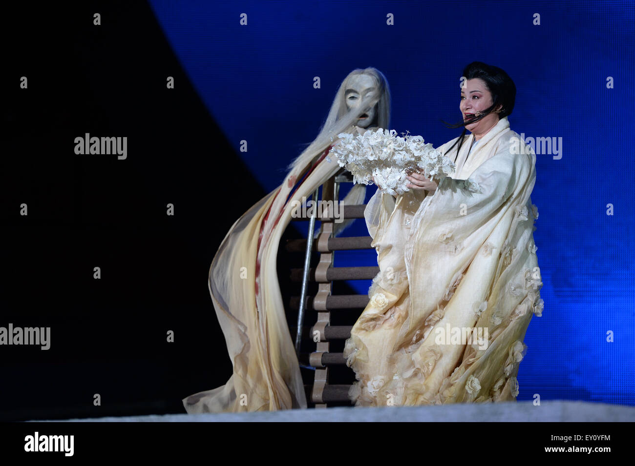 Bregenz, Austria. 17 Luglio, 2015. Il russo-nato soprano Mlada Khudoley giocando i cinesi la principessa Turandot canta nel premere mostra dell'opera "Turandot" sul palco galleggiante di Bregenz, Austria, 17 luglio 2015. La premiere del opera di Puccini sarà il 22 luglio 2015. Foto: Felix Kaestle/dpa/Alamy Live News Foto Stock