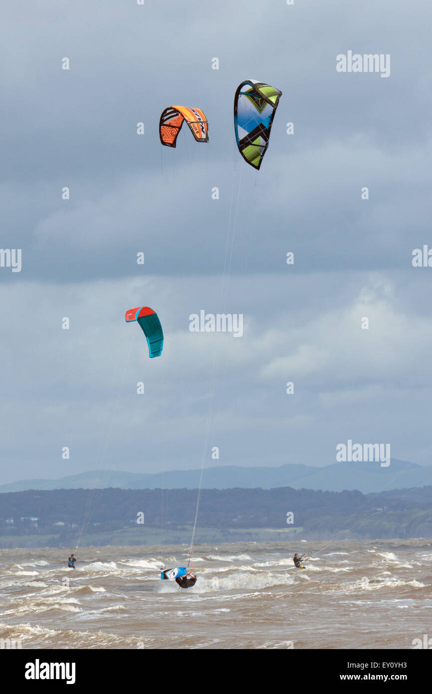 Morecambe, Lancashire, Regno Unito. 19 Luglio, 2015. Brezza forte portato fuori i surfisti del vento sulla baia di Morecambe, off la batteria che è un posto popolare nel Nord-ovest dell'Inghilterra con windsurfisti Credito: David Billinge/Alamy Live News Foto Stock