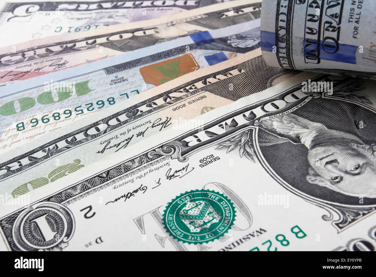Dollaro statunitense (USD) banconote, con un ruolo di 100 fatture del dollaro nell'angolo in alto a destra. Foto Stock