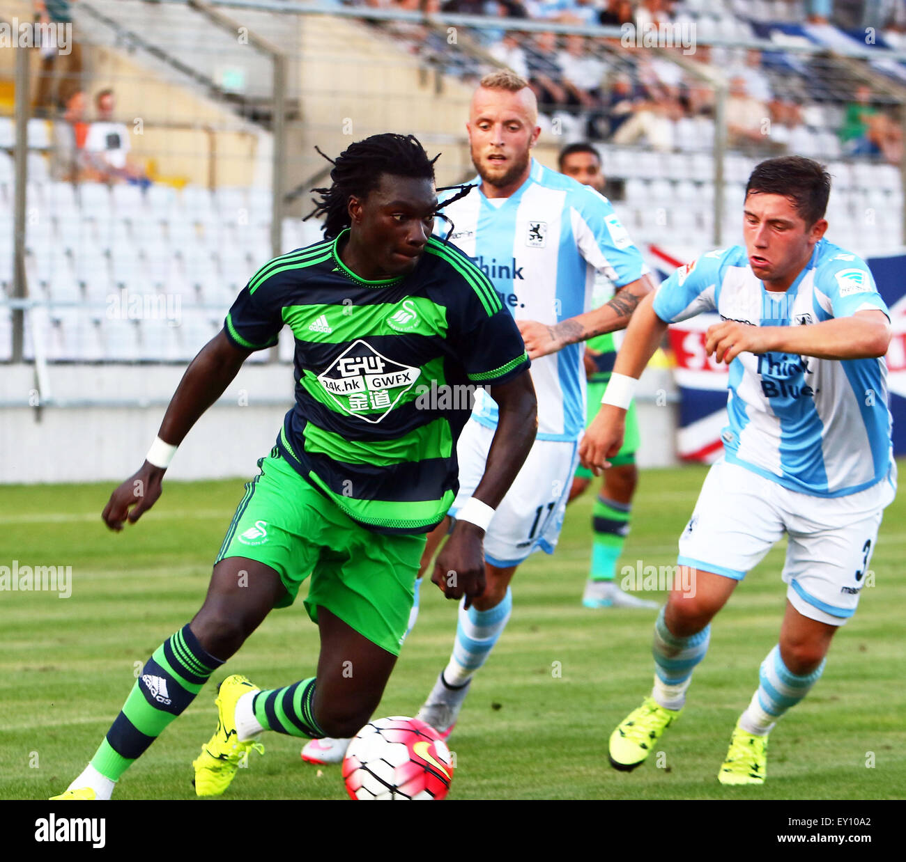 Monaco di Baviera, Germania. 18 Luglio, 2015. Da sinistra Bafetimbi GOMIS (SWANSEA), Daniel ADLUNG (Muenchen), Max WITTEK (Muenchen), .pre stagione amichevole.1860 Muenchen vs Swansea City, .Muenchent, stadio di Gruenwalder Street, Luglio 18th, 2015.Il tedesco della seconda squadra del campionato con tanto di tradizioni riceve la Premier League team di Swansea City, © Wolfgang Fehrmann/Wolfgang Fehrmann/ZUMA filo/Alamy Live News Foto Stock