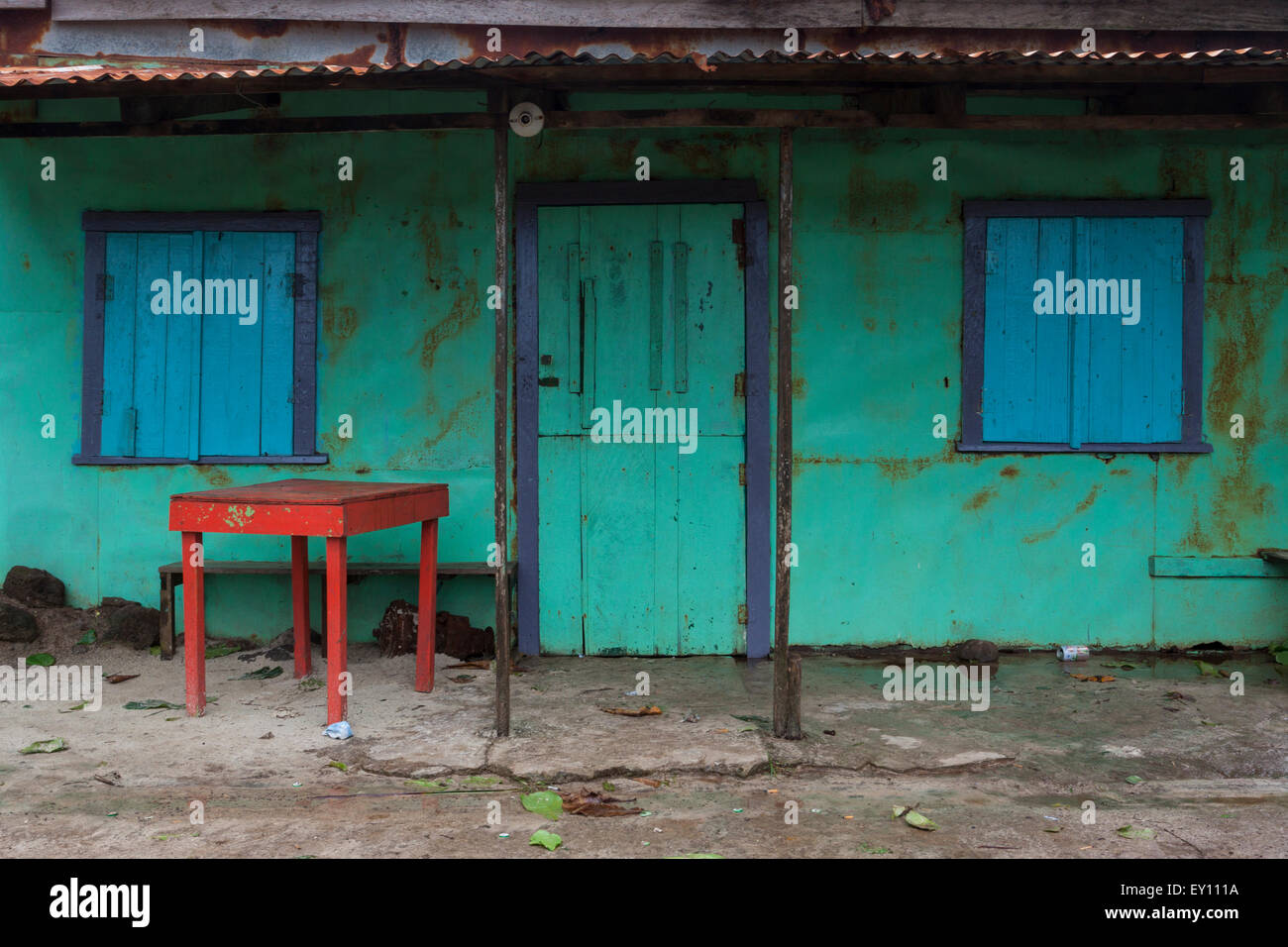 Colorata tipica casa in legno con pareti verdi ans tabella rossa e la tabella rossa al di fuori, Big Corn Island, Nicaragua Foto Stock