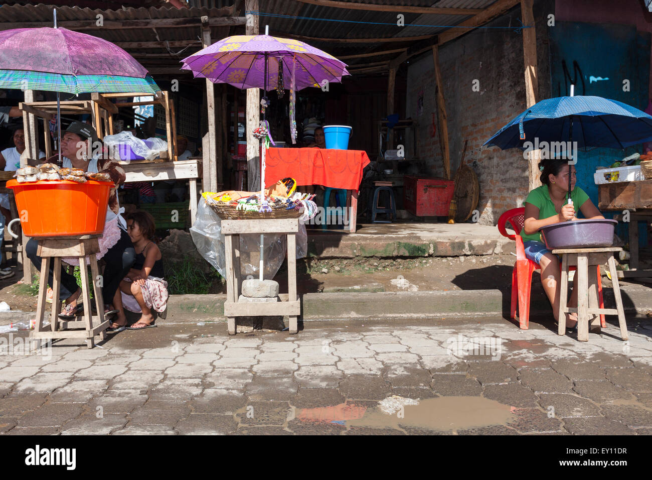 Piccole bancarelle di vendita di alimenti e di imitazione gioielleria sulle strade di Rivas, Nicaragua Foto Stock