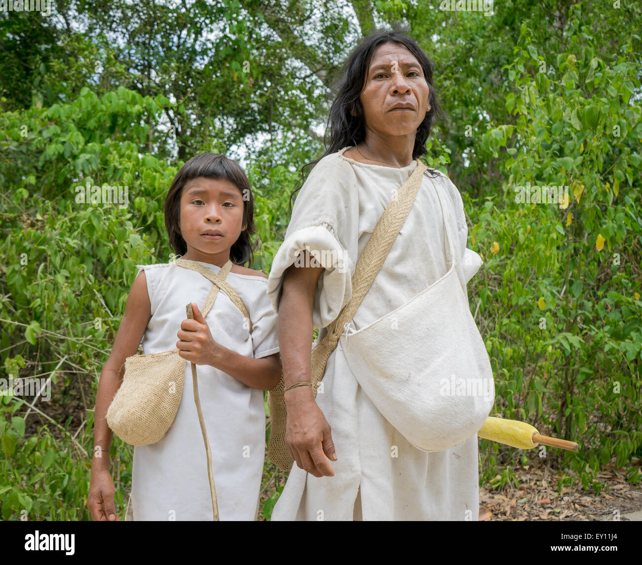 Indigeni Cogui padre e figlio pongono in La Guajira, Colombia Foto Stock