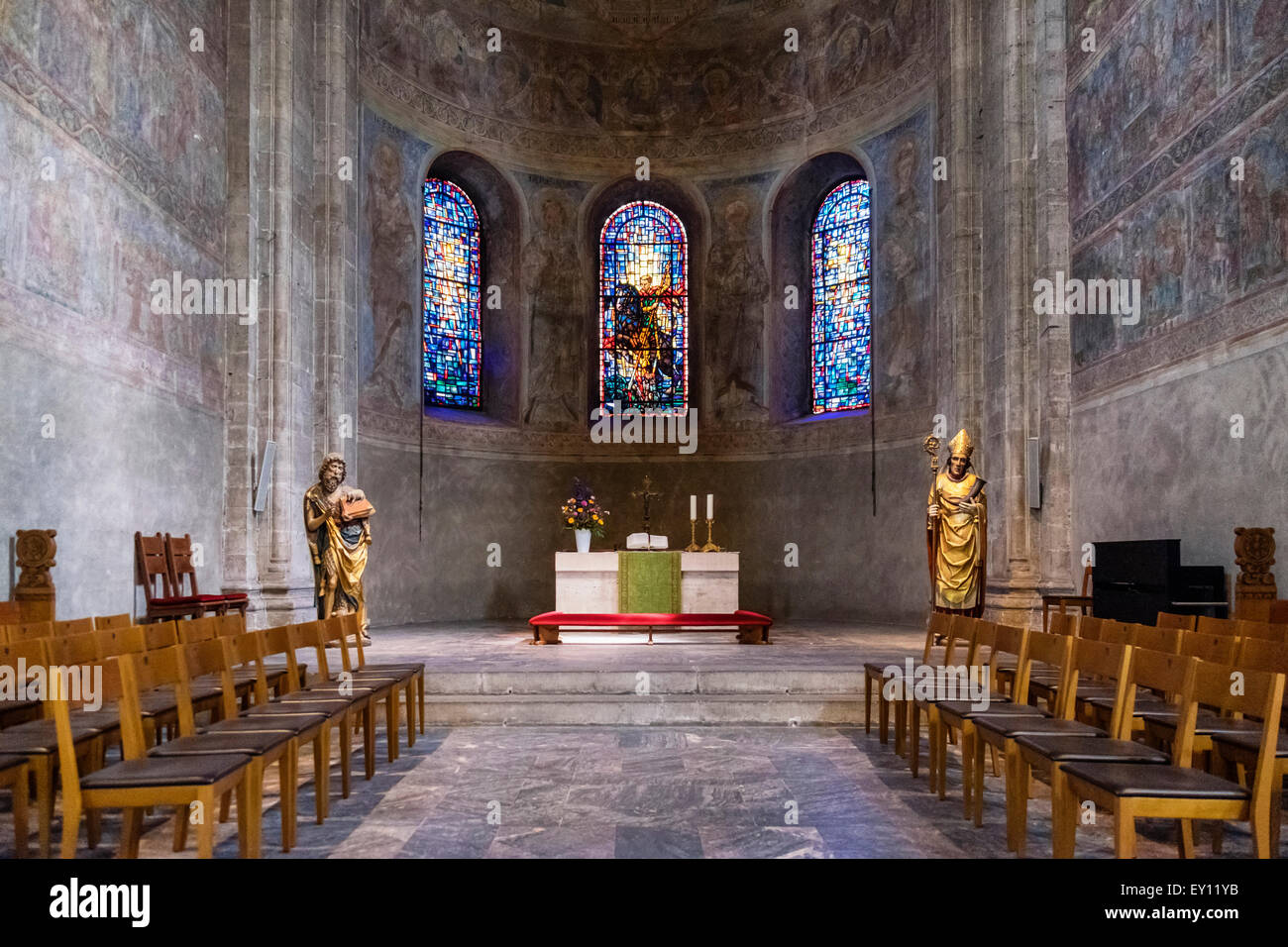 Braunschweig, Brunswick Braunschweiger Dom, St.Blasius Cattedrale interno, navata principale, le finestre di vetro macchiate, altare - Germania Foto Stock