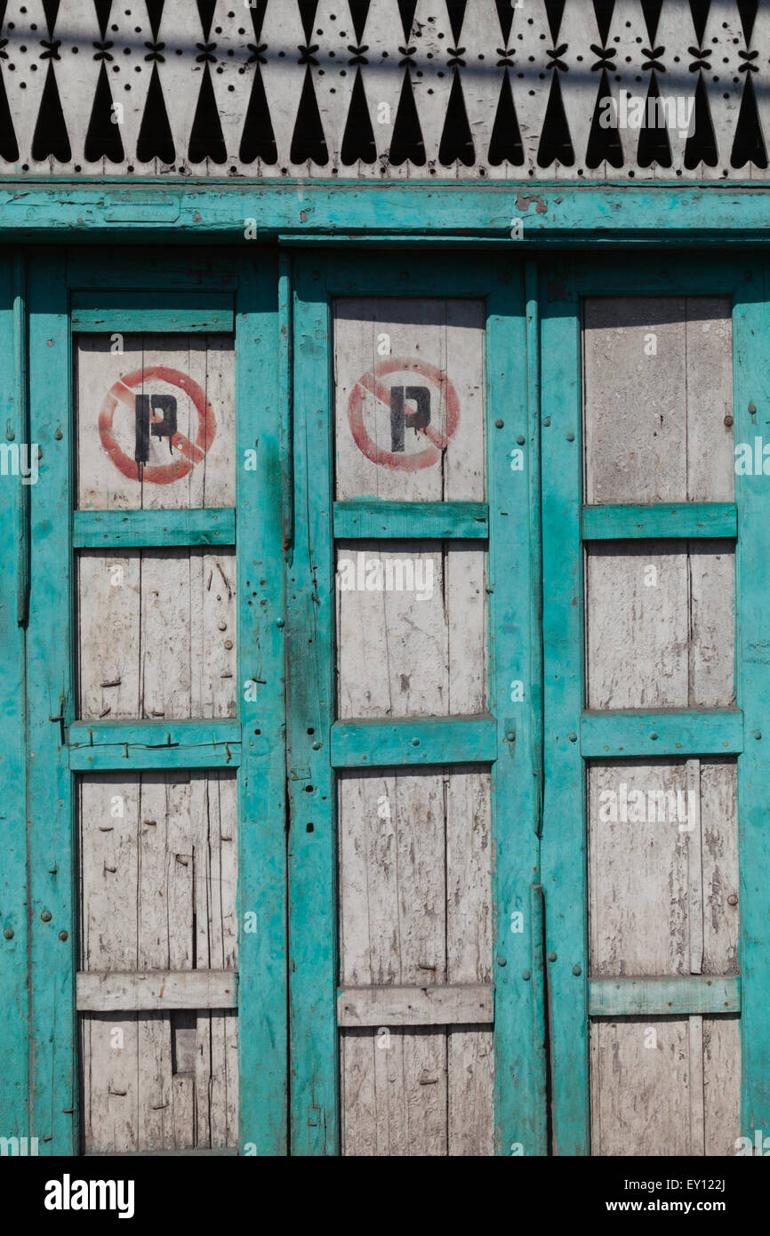 Nessun cartello di parcheggio su pannelli di legno di una vecchia casa semi-tradizionale a Manado, Nord Sulawesi, Indonesia. Foto Stock