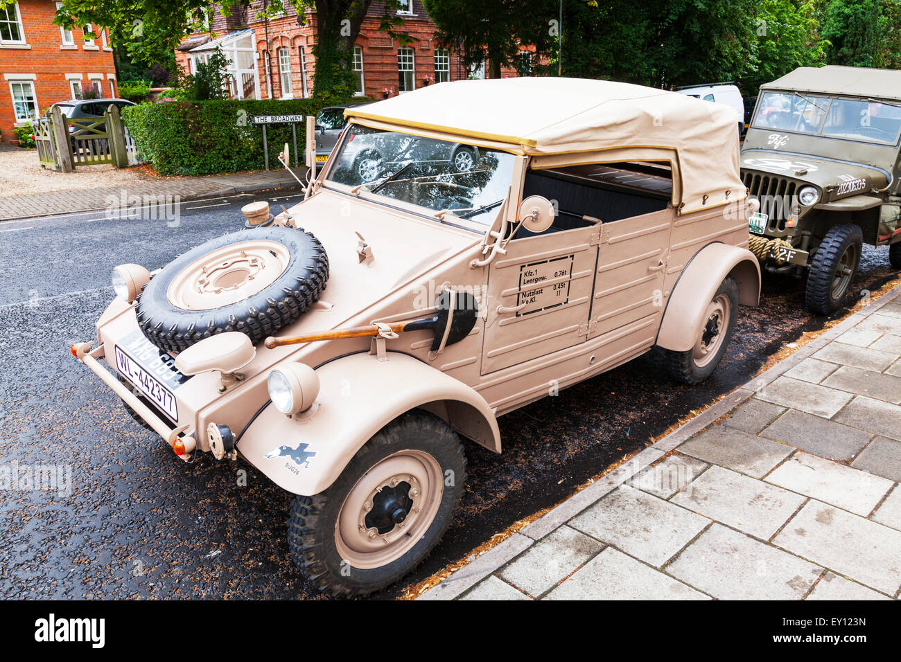 Woodhall Spa, Lincolnshire, Regno Unito. 19 Luglio, 2015. 1940's Weekend a Woodhall Spa Lincolnshire UK Inghilterra su 19/07/2015 di persone e di veicoli dalla WW1 Guerra Mondiale 1 era veterans in abito tradizionale uniforme di uniformi e costumi. Un enorme evento vintage come il sole attira le folle di revel in un giorno di vintage musica, danza, moda, cimeli, intrattenimento e automobili classiche su un 1940's tema. Essi godono di vivere la musica vintage, Classic Cars & veicoli militari, dancing visualizza & rievocazioni Credito: Tommy (Louth)/Alamy Live News Foto Stock