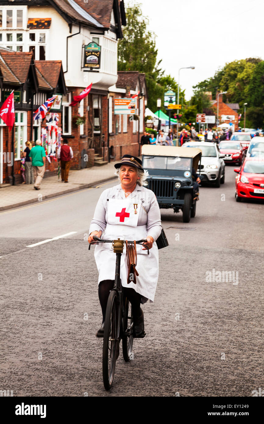Woodhall Spa, Lincolnshire, Regno Unito. 19 Luglio, 2015. 1940's Weekend a Woodhall Spa Lincolnshire UK Inghilterra su 19/07/2015 di persone e di veicoli dalla WW1 Guerra Mondiale 1 era veterans in abito tradizionale uniforme di uniformi e costumi. Un enorme evento vintage come il sole attira le folle di revel in un giorno di vintage musica, danza, moda, cimeli, intrattenimento e automobili classiche su un 1940's tema. Essi godono di vivere la musica vintage, Classic Cars & veicoli militari, dancing visualizza & rievocazioni Credito: Tommy (Louth)/Alamy Live News Foto Stock