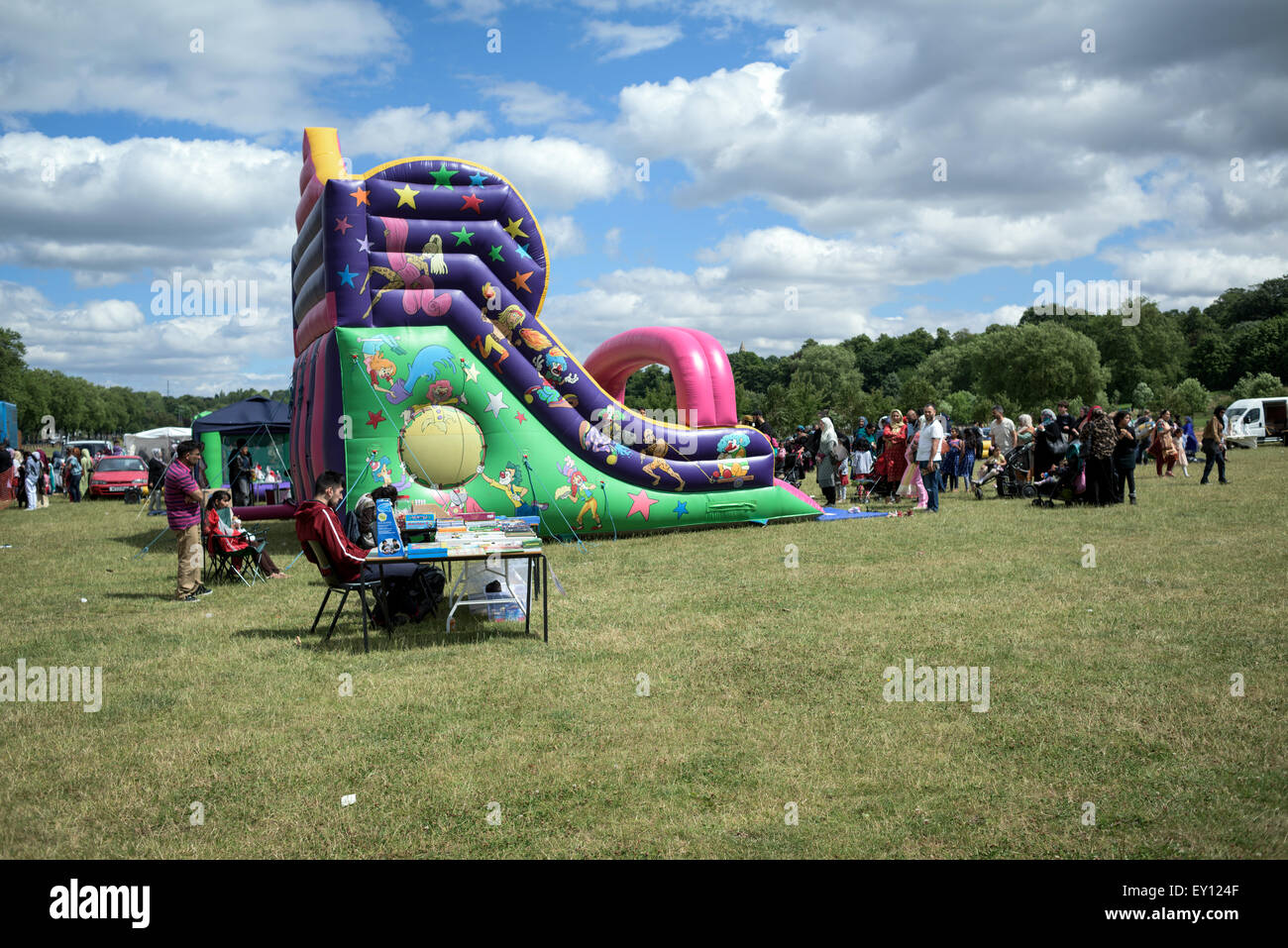 Hyson verde, Nottingham, UK. 19 Luglio, 2015. Della festa musulmana di Eid avviene oggi sulla foresta di massa di ricreazione .Eid - che segna la fine del digiuno durante il Ramadan .l'evento incluso musica,pugilato,giochi per bambini e gli alimenti in stallo ecc . Credito: IFIMAGE/Alamy Live News Foto Stock