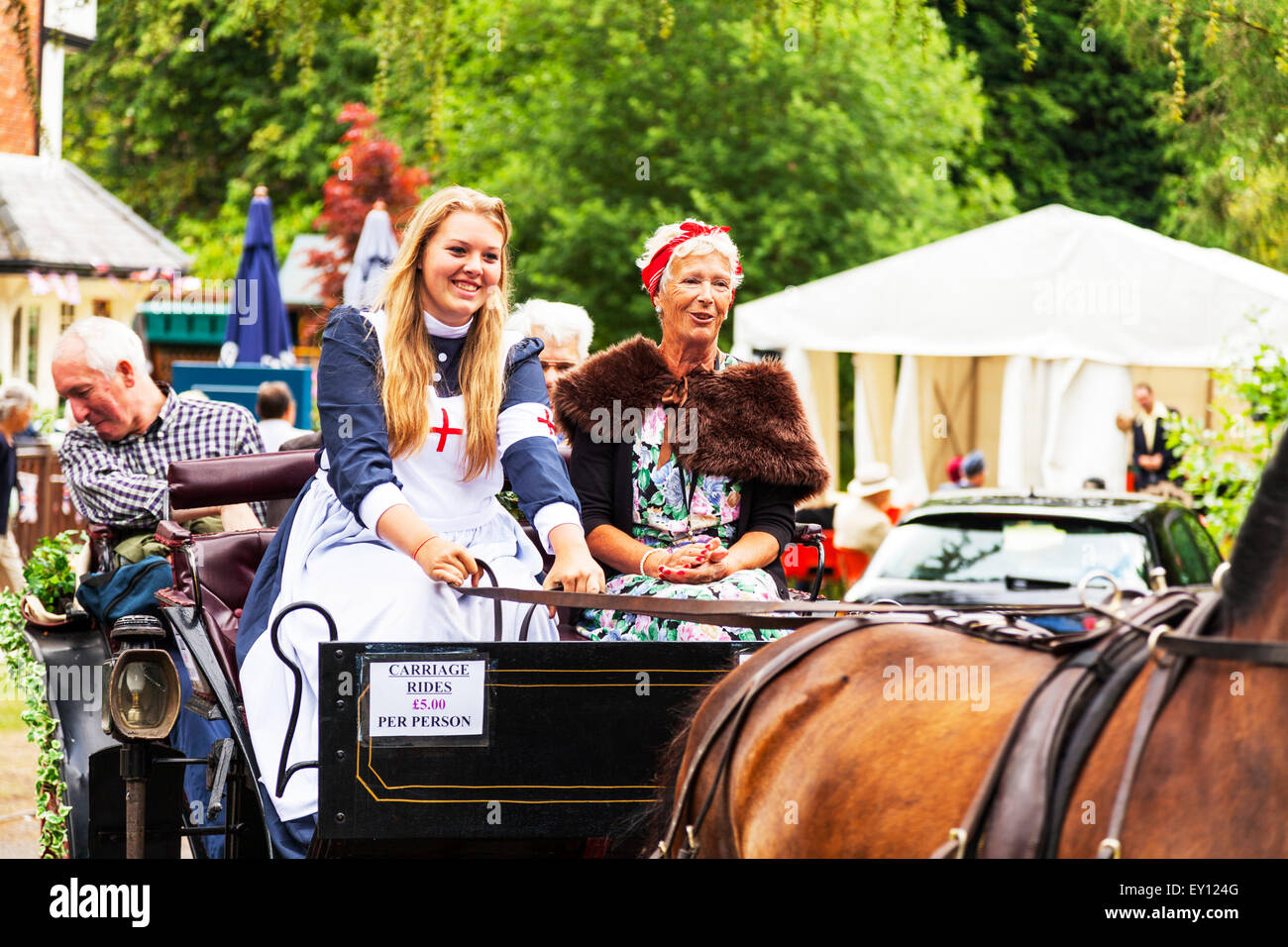 Woodhall Spa, Lincolnshire, Regno Unito. 19 Luglio, 2015. 1940's Weekend a Woodhall Spa Lincolnshire UK Inghilterra su 19/07/2015 di persone e di veicoli dalla WW1 Guerra Mondiale 1 era veterans in abito tradizionale uniforme di uniformi e costumi. Un enorme evento vintage come il sole attira le folle di revel in un giorno di vintage musica, danza, moda, cimeli, intrattenimento e automobili classiche su un 1940's tema. Essi godono di vivere la musica vintage, Classic Cars & veicoli militari, dancing visualizza & rievocazioni Credito: Tommy (Louth)/Alamy Live News Foto Stock