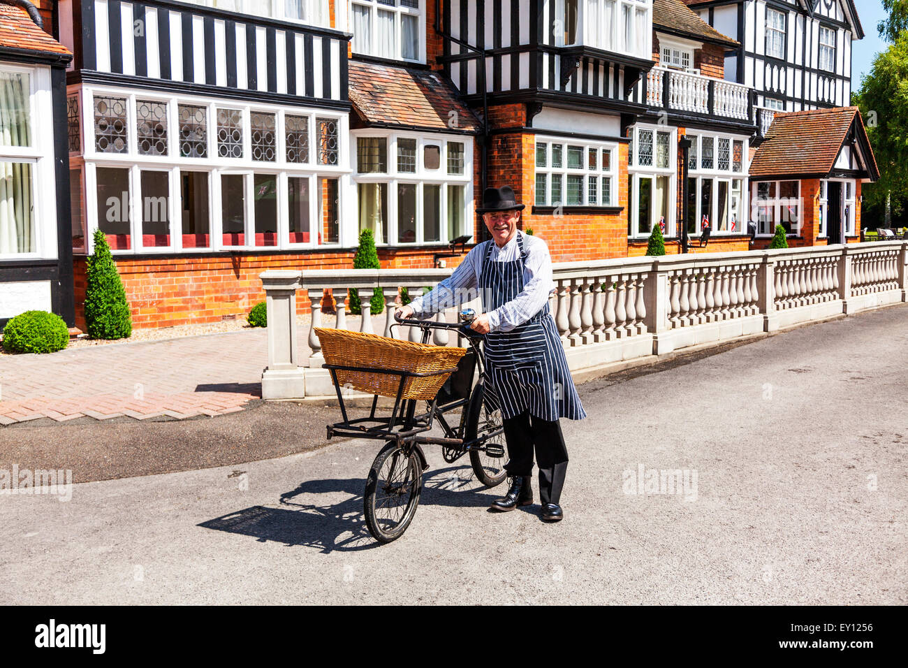 Woodhall Spa, Lincolnshire, Regno Unito. 19 Luglio, 2015. 1940's Weekend a Woodhall Spa Lincolnshire UK Inghilterra su 19/07/2015 di persone e di veicoli dalla WW1 Guerra Mondiale 1 era veterans in abito tradizionale uniforme di uniformi e costumi. Un enorme evento vintage come il sole attira le folle di revel in un giorno di vintage musica, danza, moda, cimeli, intrattenimento e automobili classiche su un 1940's tema. Essi godono di vivere la musica vintage, Classic Cars & veicoli militari, dancing visualizza & rievocazioni Credito: Tommy (Louth)/Alamy Live News Foto Stock