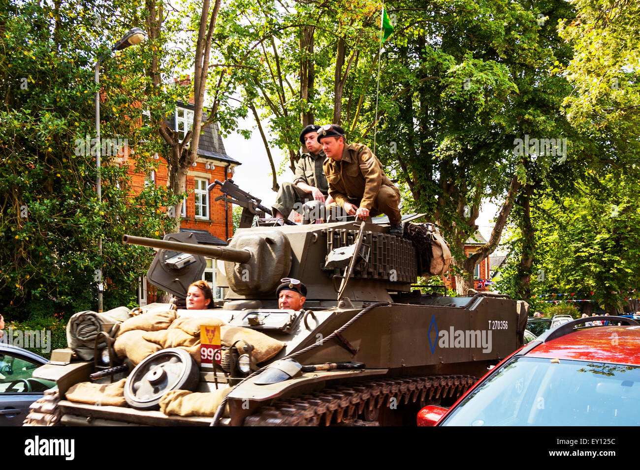 Woodhall Spa, Lincolnshire, Regno Unito. 19 Luglio, 2015. 1940's Weekend a Woodhall Spa Lincolnshire UK Inghilterra su 19/07/2015 di persone e di veicoli dalla WW1 Guerra Mondiale 1 era veterans in abito tradizionale uniforme di uniformi e costumi. Un enorme evento vintage come il sole attira le folle di revel in un giorno di vintage musica, danza, moda, cimeli, intrattenimento e automobili classiche su un 1940's tema. Essi godono di vivere la musica vintage, Classic Cars & veicoli militari, dancing visualizza & rievocazioni Credito: Tommy (Louth)/Alamy Live News Foto Stock