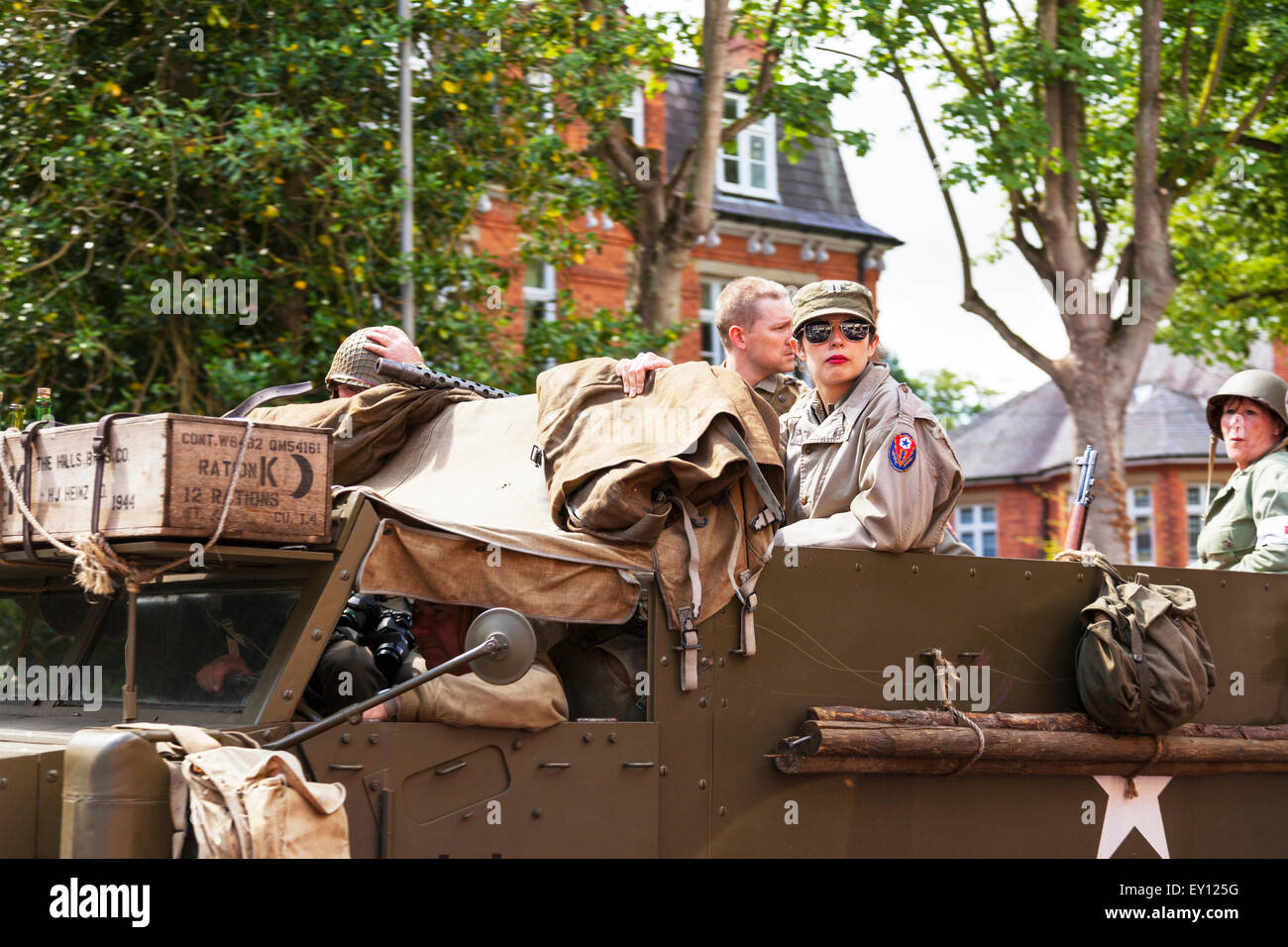 Woodhall Spa, Lincolnshire, Regno Unito. 19 Luglio, 2015. 1940's Weekend a Woodhall Spa Lincolnshire UK Inghilterra su 19/07/2015 di persone e di veicoli dalla WW1 Guerra Mondiale 1 era veterans in abito tradizionale uniforme di uniformi e costumi. Un enorme evento vintage come il sole attira le folle di revel in un giorno di vintage musica, danza, moda, cimeli, intrattenimento e automobili classiche su un 1940's tema. Essi godono di vivere la musica vintage, Classic Cars & veicoli militari, dancing visualizza & rievocazioni Credito: Tommy (Louth)/Alamy Live News Foto Stock