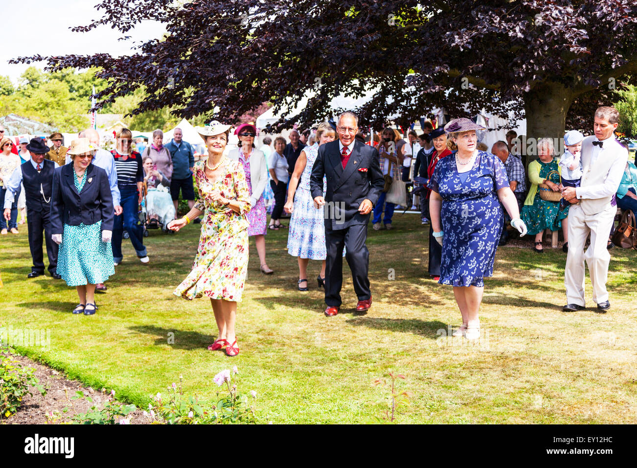 Woodhall Spa, Lincolnshire, Regno Unito. 19 Luglio, 2015. 1940's Weekend a Woodhall Spa Lincolnshire UK Inghilterra su 19/07/2015 di persone e di veicoli dalla WW1 Guerra Mondiale 1 era veterans in abito tradizionale uniforme di uniformi e costumi. Un enorme evento vintage come il sole attira le folle di revel in un giorno di vintage musica, danza, moda, cimeli, intrattenimento e automobili classiche su un 1940's tema. Essi godono di vivere la musica vintage, Classic Cars & veicoli militari, dancing visualizza & rievocazioni Credito: Tommy (Louth)/Alamy Live News Foto Stock