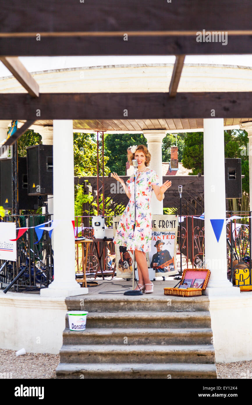 Woodhall Spa, Lincolnshire, Regno Unito. 19 Luglio, 2015. 1940's Weekend a Woodhall Spa Lincolnshire UK Inghilterra su 19/07/2015 di persone e di veicoli dalla WW1 Guerra Mondiale 1 era veterans in abito tradizionale uniforme di uniformi e costumi. Un enorme evento vintage come il sole attira le folle di revel in un giorno di vintage musica, danza, moda, cimeli, intrattenimento e automobili classiche su un 1940's tema. Essi godono di vivere la musica vintage, Classic Cars & veicoli militari, dancing visualizza & rievocazioni Credito: Tommy (Louth)/Alamy Live News Foto Stock