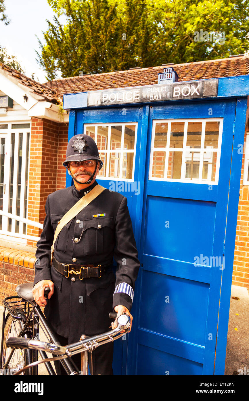 Woodhall Spa, Lincolnshire, Regno Unito. 19 Luglio, 2015. 1940's Weekend a Woodhall Spa Lincolnshire UK Inghilterra su 19/07/2015 di persone e di veicoli dalla WW1 Guerra Mondiale 1 era veterans in abito tradizionale uniforme di uniformi e costumi. Un enorme evento vintage come il sole attira le folle di revel in un giorno di vintage musica, danza, moda, cimeli, intrattenimento e automobili classiche su un 1940's tema. Essi godono di vivere la musica vintage, Classic Cars & veicoli militari, dancing visualizza & rievocazioni Credito: Tommy (Louth)/Alamy Live News Foto Stock