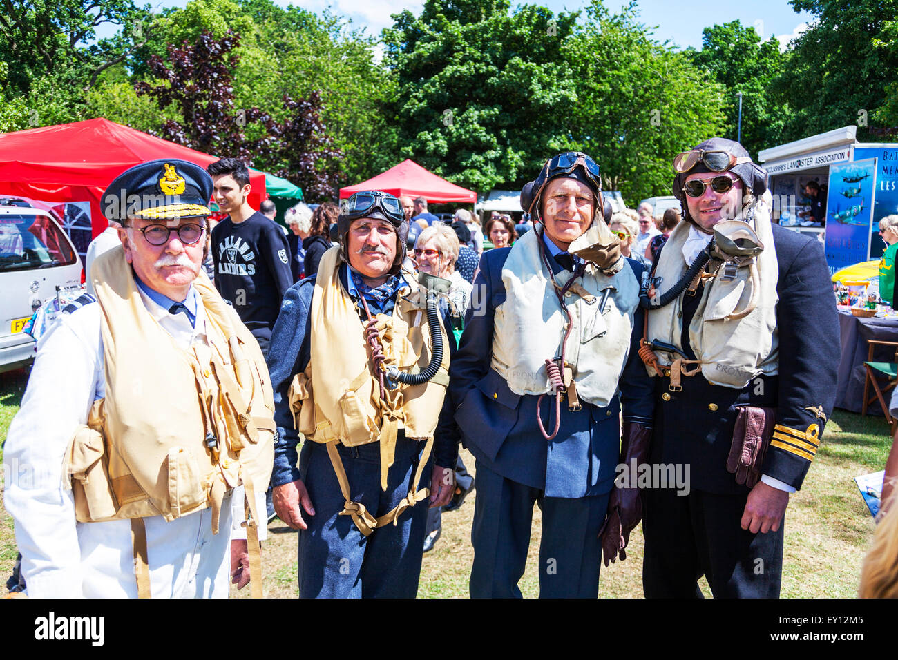 Woodhall Spa, Lincolnshire, Regno Unito. 19 Luglio, 2015. 1940's Weekend II Guerra Mondiale gli Stati Uniti aviatori e la Royal Air Force di militari hanno avuto a loro disposizione un pezzo vitale di americani attrezzature per le emergenze che era stata in uso per un paio di anni: un gonfiabile (Mae West) salvagente Tommy (Louth)/Alamy Live News Foto Stock
