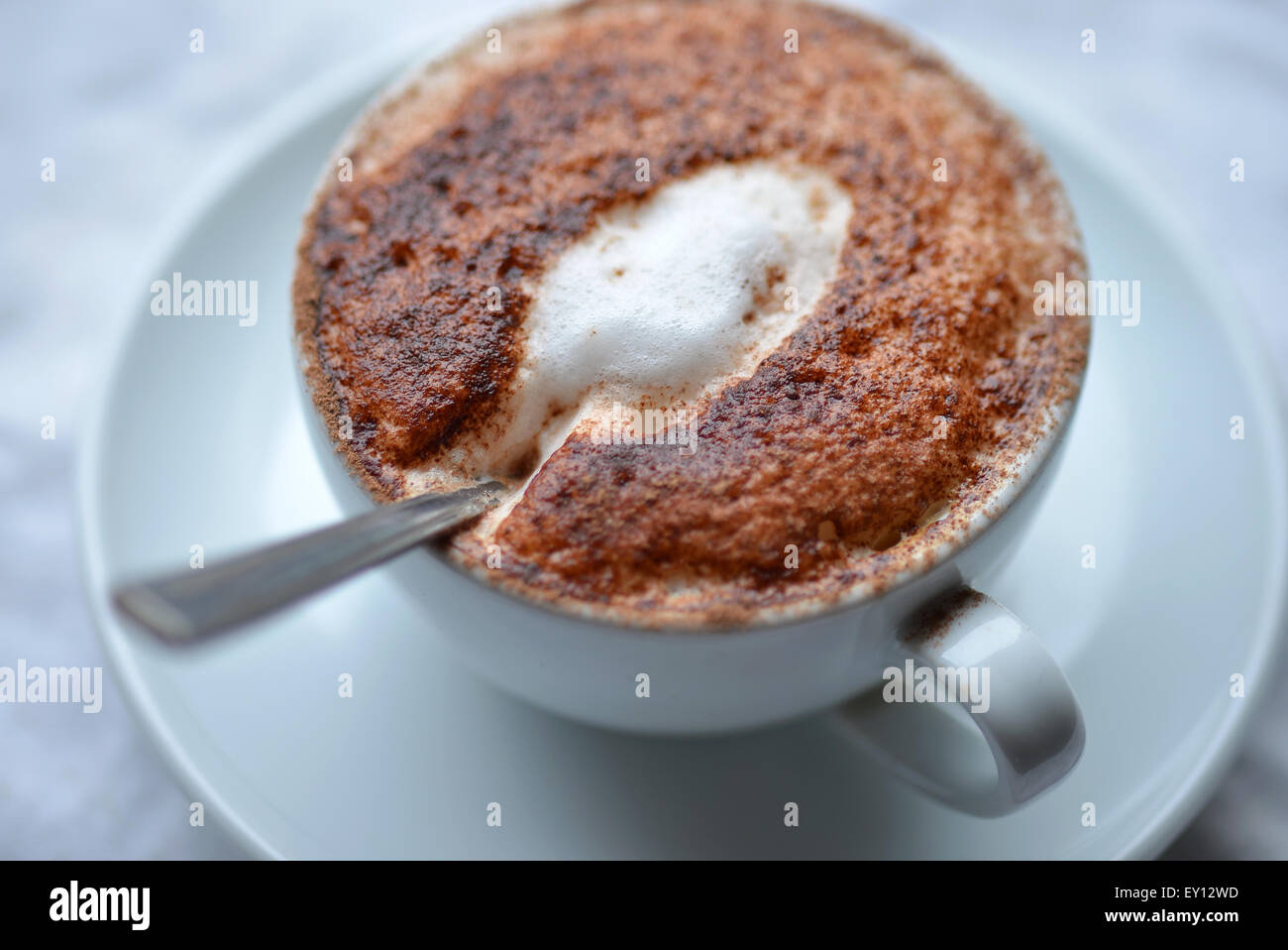 Cucchiaio in un caffè. Foto Stock