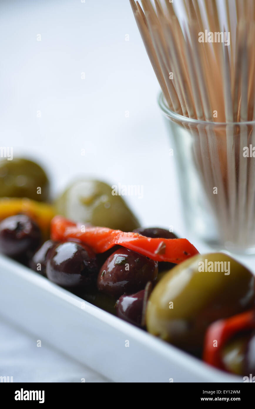 Olive nere e verdi in ramekin. Foto Stock