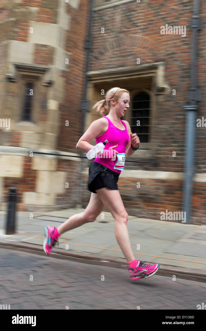 Cambridge, Regno Unito. 19 Luglio, 2015. Gara per la vita 5k e 10k carità correre per il Cancer Research UK, partendo dal pezzo di Parkers, il Park Terrace, Cambridge, Cambridgeshire, Cb1 1EH Credito: Jason Marsh/Alamy Live News Foto Stock