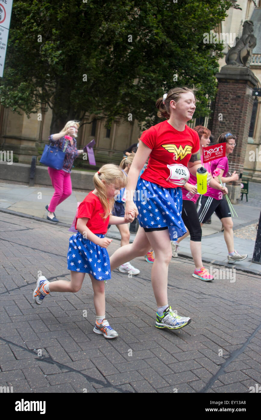 Cambridge, Regno Unito. 19 Luglio, 2015. Gara per la vita 5k e 10k carità correre per il Cancer Research UK, partendo dal pezzo di Parkers, il Park Terrace, Cambridge, Cambridgeshire, Cb1 1EH Credito: Jason Marsh/Alamy Live News Foto Stock