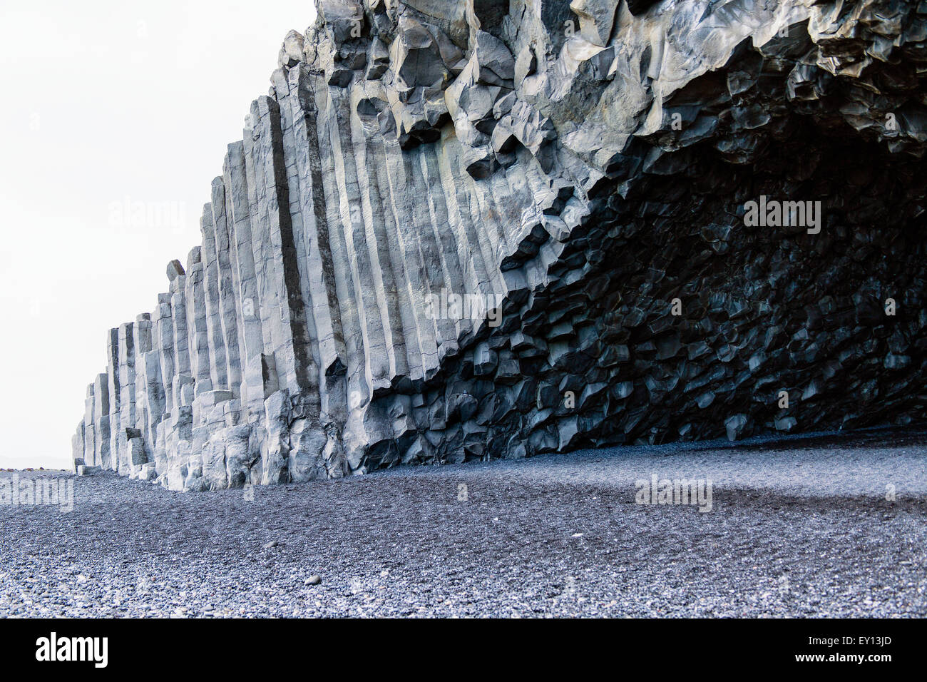 Reynishverfisvegur Islanda Blacksand spiaggia colonne di basalto e grotta. Foto Stock