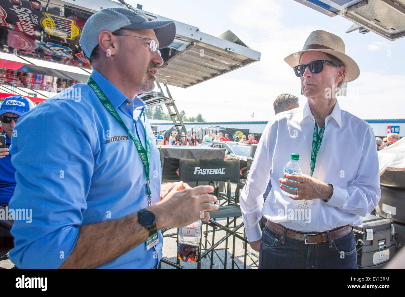 Loudon, NH, Stati Uniti d'America. 19 Luglio, 2015. Loudon, NH - Luglio 19, 2015: Steve Newmark e John Henry, principale proprietario del Boston Globe, Boston Red Sox ed il Liverpool Football Club e co-proprietario del Roush Fenway Racing, parlare prima della 5 Ore di energia 301 in New Hampshire Motor Speedway in Loudon, NH. © csm/Alamy Live News Foto Stock