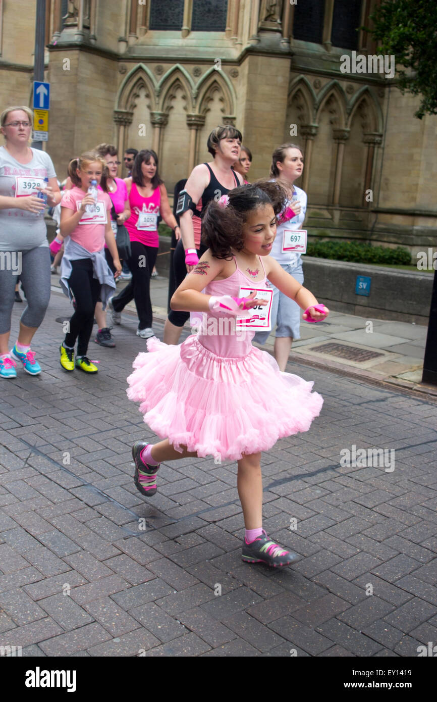 Cambridge, Regno Unito. 19 Luglio, 2015. Gara per la vita 5k e 10k carità correre per il Cancer Research UK, partendo dal pezzo di Parkers, il Park Terrace, Cambridge, Cambridgeshire, Cb1 1EH Credito: Jason Marsh/Alamy Live News Foto Stock