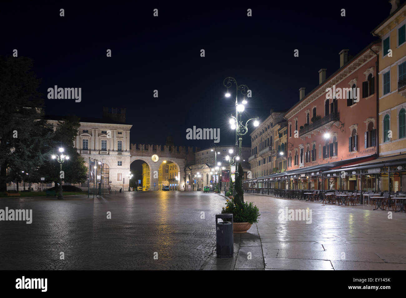 Prima dell'alba in un deserto Piazza Bra a Verona, Italia Foto Stock